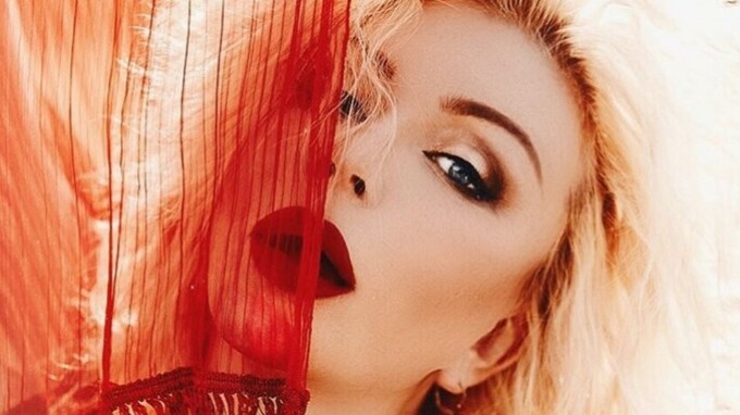 «Моя черно-белая жизнь». Ирина Билык порадовала чувственным снимком