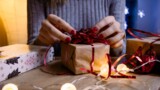 Не кастрюли и пароварки: лучшие подарки для девушки на Новый год