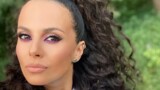 Почти как Ким. Настя Каменских хвастается роскошными формами в цельном купальнике с глубоким вырезом