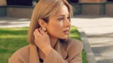 Интимно и нежно. Злата Огневич полураздетая позирует на кровати