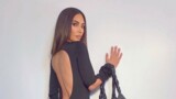 Пышные формы в маленьком купальнике: 40-летняя Ким Кардашьян позирует на пляже