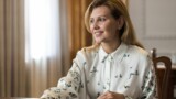 Образ дня: Олена Зеленська в пальто небесного кольору на відкритті виставки